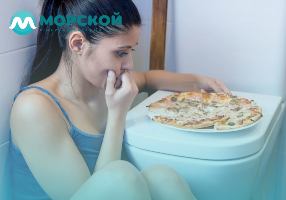 Девушка с пиццей в туалете