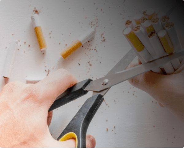 Ножницы режут сигареты